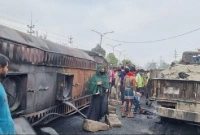 তেলের লরি উল্টে পাঁচ গাড়িতে আগুন, ২ জনের মৃত্যু