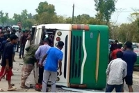 বাস দুর্ঘটনা, উদ্ধারে পুলিশ ও ফায়ার সার্ভিস