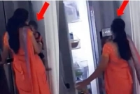 ফোনের নেশায় সবজির বদলে শিশুকেই ফ্রিজে ভরলেন মা!