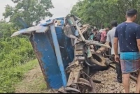 মেইল ট্রেন ও ট্রাকের সংঘর্ষে ২ জনের মৃত্যু