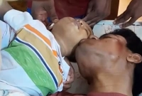 মৃত ছেলের গালে শেষ চুম্বন বাবার, এমন দৃশ্য কোনোভাবেই ভুলতে পারছি না