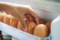 বাজার থেকে ডিম কিনে সঙ্গে সঙ্গে ফ্রিজে ঢুকিয়ে রাখেন? বড় ভুল করছেন!