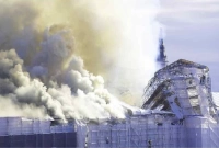 ভয়াবহ আগুন ঐতিহাসিক স্টক এক্সচেঞ্জ ভবনে 