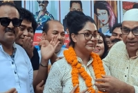 বিজয়ের মালা নিপুনের গলায়ও