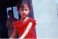 বর্তমানে বাংলাদেশের তুমুল জনপ্রিয় অভিনেত্রী লাল ফ্রক পরা এই শিশুটি