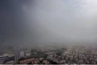 এবার প্রবল বর্ষণের সঙ্গে হচ্ছে শিলাবৃষ্টি, ‘ধোঁয়ায়’ ছেয়ে গেছে পুরো এলাকা