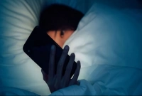 জানেন, নারীরা রাত জেগে ফোনে কি করে?