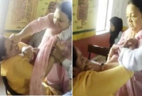  দেরি করে স্কুলে আসায় শিক্ষককে পেটালেন নারী অধ্যক্ষ!