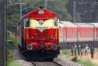 কর্তব্যরত অবস্থায় ঘুমিয়ে পড়লেন স্টেশন মাস্টার! তারপর...