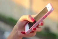 কেমন ব্যক্তিত্বের লোক আপনি বলে দেবে মোবাইল ধরা 