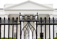 হোয়াইট হাউসের গেটে গাড়ি বিধ্বস্ত হওয়ার পর চালকের মৃত্যু