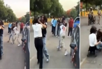 ৪ তরুণী একি করলেন প্রকাশ্যে রাস্তার মধ্যে