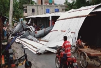 শক্তিশালী ঝড়ে  লন্ডভণ্ড স্কুল-দোকান, ১ জনের মৃত্যু