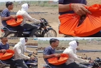 অ্যাম্বুলেন্স ও গাড়ি মেলেনি, অসহায় বাবা শিশুর লা.শ নিয়ে গেলেন গামলায় করে!