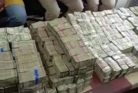 রাস্তায় উল্টে পড়ল গাড়ি, ভেতর থেকে বেরিয়ে এল ১০ কোটি টাকা