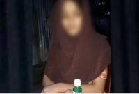 বিয়ের দাবিতে যুবকের বাড়িতে অনশন এক সন্তানের জননী প্রবাসীর স্ত্রীর বিয়ের দাবিতে যুবকের বাড়িতে অনশন এক সন্তানের জননী প্রবাসীর স্ত্রীর