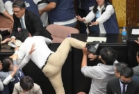 অধিবেশন চলাকালে পার্লামেন্টকক্ষে তুমুল মারামারি