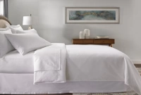 জানেন কেন সাদা রঙের হয় হোটেলের বিছানা চাদর ও বালিশ?