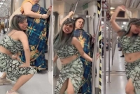 ভাইরাল মেট্রোর ভেতরে যুবতীর ‘অশ্লী'ল’ নাচের ভিডিও