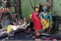 কাঠের ঘরের আগুন ছড়িয়ে পড়ে মন্দিরে কাঠের ঘরের আগুন ছড়িয়ে পড়ে মন্দিরে