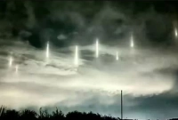 তোলপাড় আকাশে রহস্যময় ৯ আলোর স্তম্ভ নিয়ে!