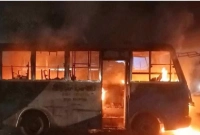 বাসে আগুন দিল উত্তেজিত জনতা