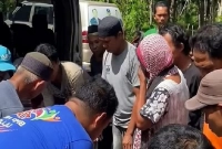 ফরিদাকে জীবন্ত গিলে খেলো অজগর সাপ, বের করা হলো পেট কেটে