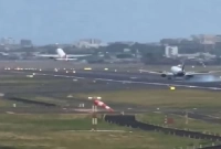 একই রানওয়েতে দু’টি বিমান, তারপর...