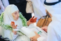 ফুল দিয়ে বরণ করা হলো ১৩০ বছরের নারী হজযাত্রীকে