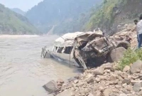 সড়ক থেকে পিছলে পড়ে নদীতে ডুবে গেছে গাড়ী, ৮ জনের মৃত্যু