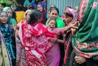 আহাজারিতে গ্রামজুড়ে বইছে মাতম, কাঁদছে সন্তানরা