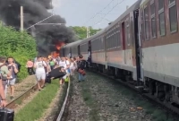 বাস-ট্রেনের ভয়াবহ সংঘর্ষ, ৬ জনের মৃত্যু