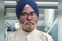 চুল দাড়িতে সাদা রঙ মেখে যুবকের বিদেশ যাওয়ার চেষ্টা!