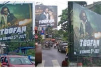 শাকিব খানের পোস্টার-বিলবোর্ডে ছেয়ে গেছে কলকাতা শহর!