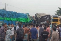৬ জনের মৃত্যু বাস-ট্রাকের সংঘর্ষে
