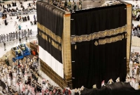 নতুন গিলাফে সজ্জিত করা হলো পবিত্র কাবা ঘর