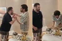 বিশেষ দিনটিকে আরও মধুর করতে ধোনির কাছে হাজির সালমান খান