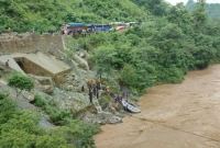 নদীতে ভেসে গেল দুটি বাস, নিখোঁজ ৬৫ যাত্রী