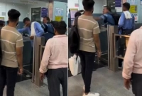 ভাইরাল মেট্রোতে ঘটা যে ঘটনা!