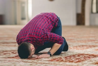 সেজদায় জমিন থেকে পা উঠে গেলে কি নামাজ হবে?