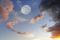 জানেন কেন দিনের বেলাতেও চাঁদ দেখা যায়