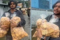 শুকনো খাবার নিয়ে মানুষের দুয়ারে দুয়ারে নোয়াখালীতে আরশ খান