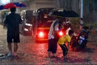 ব্যাপক বৃষ্টিতে বিপর্যস্ত রাজধানী, ৪ জনের মৃত্যু, রেড অ্যালার্ট জারি, স্কুল-কলেজ বন্ধ রাখার নির্দেশ