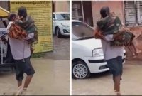 হুইলচেয়ার বা স্ট্রেচার না পেয়ে মুমূর্ষু স্ত্রীকে কোলে নিয়ে হাসপাতালে ছুটলেন ষাটোর্ধ্ব বৃদ্ধ!