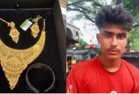 সততার অনন্য নজির, ৭ লাখ টাকার গহনা ফেরত দিলেন রিকশাচালক! সততার অনন্য নজির, ৭ লাখ টাকার গহনা ফেরত দিলেন রিকশাচালক!