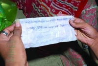 ‘আপনাদের কাছে অনুরোধ, আমাদের দুজনকে একসঙ্গে মাটি দিয়েন' ; লেখা ছিল নবদম্পতির চিরকুটে