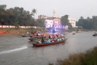 বৃদ্ধ বাবাকে বাঁচাতে তাৎক্ষণিক নদীতে ঝাঁপিয়ে পড়েও ব্যর্থ হন ছেলে