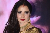 স্বামী না থাকলেও কার জন্য সিঁদুর পরেন রেখা? জবাব দিয়েছেন অভিনেত্রী