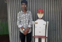 ভ্যান চালিয়ে উপার্জিত অর্থ দিয়ে রোবট বানিয়ে চমক দেখিয়েছে স্কুলছাত্র রাকিব 