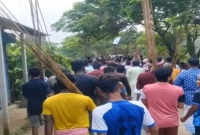 সংঘর্ষকালে তিনটি বাড়ি ভাঙচুর, চরম উত্তেজনা, অতিরিক্ত পুলিশ মোতায়েন
